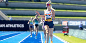 Jess Hull wins the women’s 5000m final at the Australian Athletics Championship.