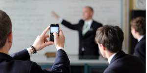 A new review of the existing evidence on the impact of phones in classrooms has found that schools have taken opposing stances.