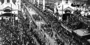 May 1901 Visit of Duke,later King George V,and Duchess of Cornwall to Melbourne. Aerial picture of the procession coming over Princes Bridge into Swanston Street.