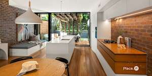 2/12 Longfellow Street,Norman Park.
