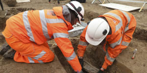 Workers remove artefacts from Capt Matthew Flinders grave in London