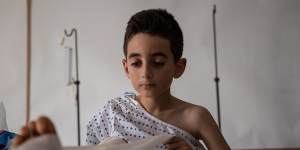 Ten-year-old Ahmed* was severely injured when an airstrike hit a house close to where he was playing with his friends in the Gaza Strip. A piece of shrapnel struck his leg. Many of Ahmed’s friends were killed in the same strike.*Not his real name.