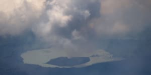 Vanuatu volcano pollutes drinking water,forces Dunkirk-style evacuation