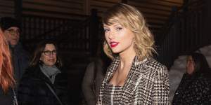 Taylor Swift takes a cue from the ’60s and ’70s with her sandy blonde locks.