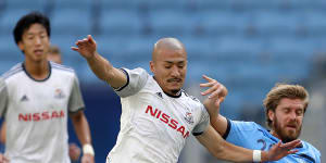 Sydney's Luke Brattan and Yokohama F. Marinos'Daizen Maeda compete for the ball.