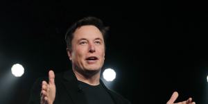 Musk dodges questions,fires salvos in two-hour Twitter ramble