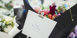 A note affixed to a bouquet of flowers reads,‘for Ashlee’.