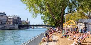 Cooling off by the Seine.