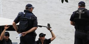 Police search for man seen swimming across Brisbane River from West End