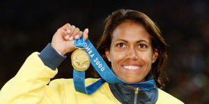 Cathy Freeman with her gold medal in 2000.