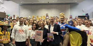 Australian expats at world’s largest AEC voting booth urged to vote Yes