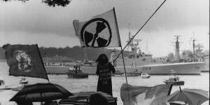 Anti-nuclear demonstrators protest at Lady Macquarie’s Chair as visiting warships arrive at Garden Island in Sydney Harbour,1986.