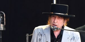 Bob Dylan apologises after being tangled up in book-signing blue