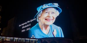 Advertising screens in London pay tribute to the Queen. 