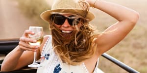 DTC58G Young woman wearing hat holding glass of wine One time use for Traveller only Groundwater,wine story - Mudgee Credit Alamy FEE APPLIES