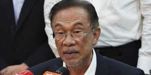 Anwar Ibrahim speaks during a press conference at the headquarters of the Alliance of Hope after meeting the king in Kuala Lumpur,Malaysia,on Wednesday.