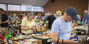 Schools have devised many creative ways to fundraise,including in this case,a book sale.