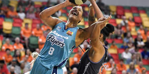 Cambage fires Flyers into WNBL grand final,Boomers stay alive