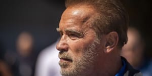 Schwarzenegger says youths are wimps who need to turn off their phones