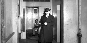 Eugene Goosens leaving the Sydney C.I.B. on March 9,1956. Customs officers had discovered “pornographic” materials in his luggage earlier that day. 