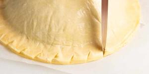 Step 5. Make incisions around the pastry base,then score lines from the centre of the pie down to each incision.