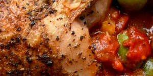 One-pan Mediterranean chicken with red pepper and olives.