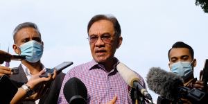 Malaysian PM hangs on as Anwar's chance slips away,for now