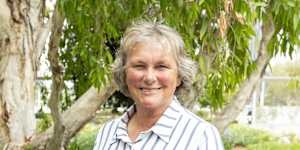 Olympian Shane Gould has written a thesis on Australian swimming culture. She also has sound advice on how to choose a good swimming instructor for your child.