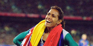 Cathy Freeman encouraged Elaine to pursue her modelling career and represent the Aboriginal community in fashion. 