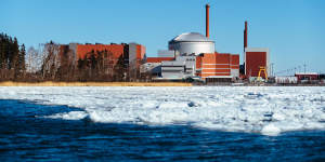 The newest nuclear reactor on Olkiluoto,Finland,took more than 17 years to build.