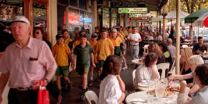 Diners outside Papa Ginos in Lygon Street,around Christmas time in 1999.