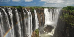 Victoria Falls,or Mosi-oa-Tunya (the Smoke that Thunders),on the Zambezi River between Zambia and Zimbabwe. 