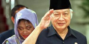 Former Indonesian president Suharto,right,salutes after announcing his resignation on May 21,1998.