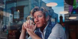 Perth artist Tessa MacKay's portrait of actor and producer David Wenham titled Through the Looking Glass,which won the 2019 Archibald Packing Room Prize.