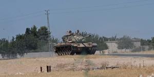 A Turkish tank on its way to the Syrian border.