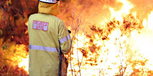 Gingin's out of control bushfire is spreading quickly,reigniting fears for homes and safety.