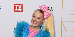 After joining Dance Moms,JoJo Siwa became known for big bows and bright colours.