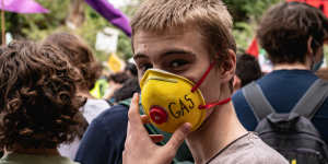 Organisers estimate 2000 students protested outside Kirribilli House. 