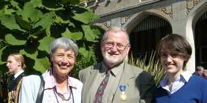 Ross with his wife Claudia Sloan (l) and daughter Katie Gittins in 2008 when Gittins was awarded the AM.