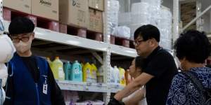Customers wait in line to buy 20kg bags of salt in Seoul,South Korea,