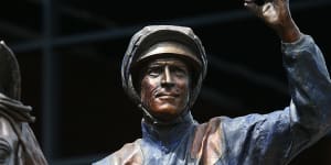 Horse that broke the mould:Rosehill unveils statue of Winx