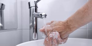 Manufacturers have failed to show antibacterial washes were better than plain soap and water,the US Federal Drug Administration said.