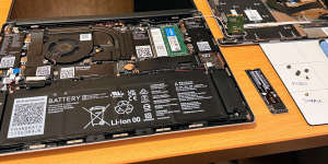 Everything inside the laptop is labelled,and everything uses the same screws,so you can take it apart in a matter of minutes.