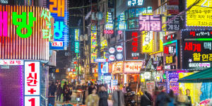 A Seoul kind of feeling... the bright lights of Sinchon,Seoul.