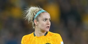 Headbands worn by soccer players,including Australia’s Ellie Carpenter,are actually medical gauze.
