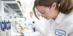 A scientist working on Alzheimer’s research at drugmaker Biogen’s headquarters in Cambridge,Massachusetts. Biogen is one of the companies behind the drug aducanumab.