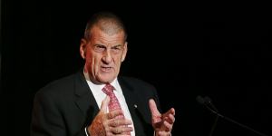 Jeff Kennett apologises for derogatory jibe at woman