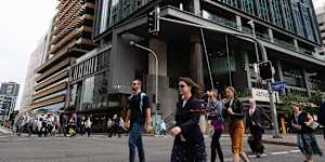 The 34-level 400 George Street tower in Brisbane is tendering to replace cladding
