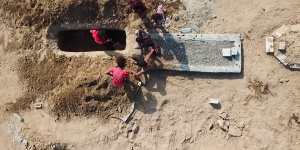 Yemeni gravediggers overwhelmed amid spike in virus deaths