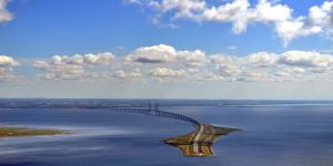 Øresund Bridge,which links Sweden and Denmark.